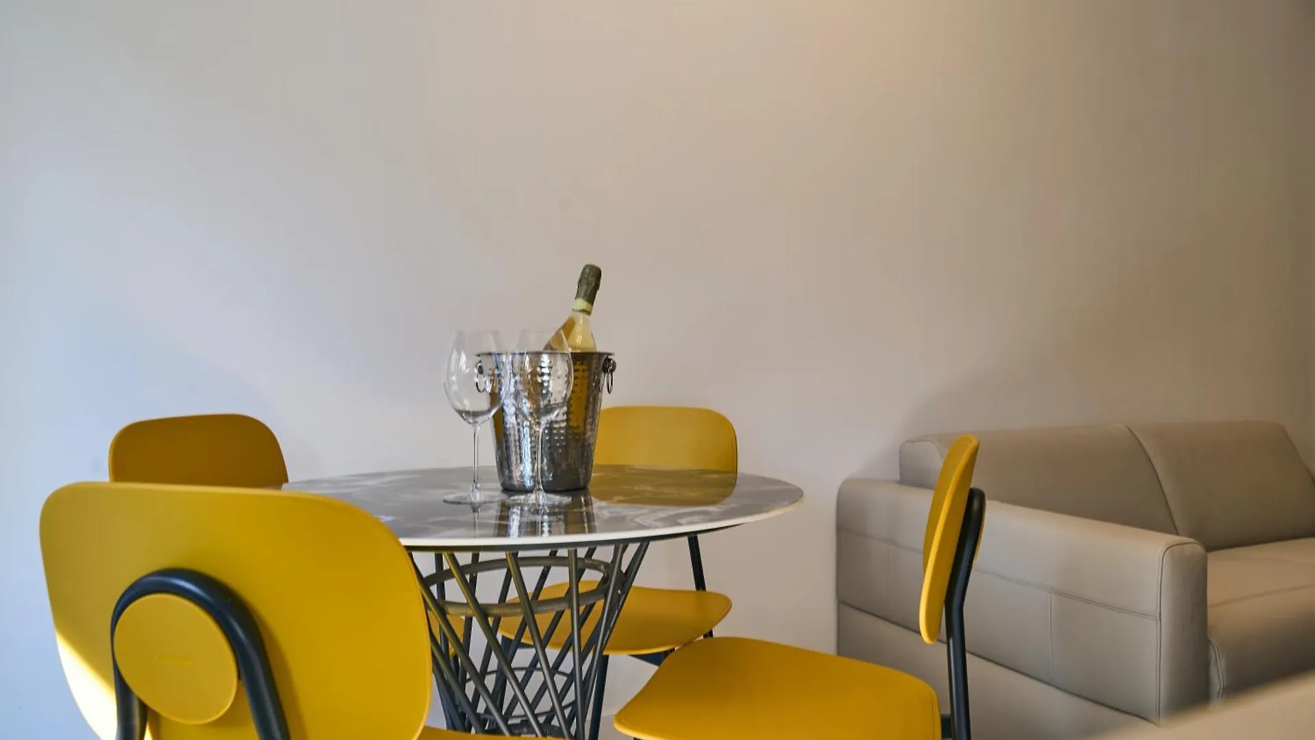 Apartment Ferienwohnung Picasso Golden House Next To Duomo Mailand